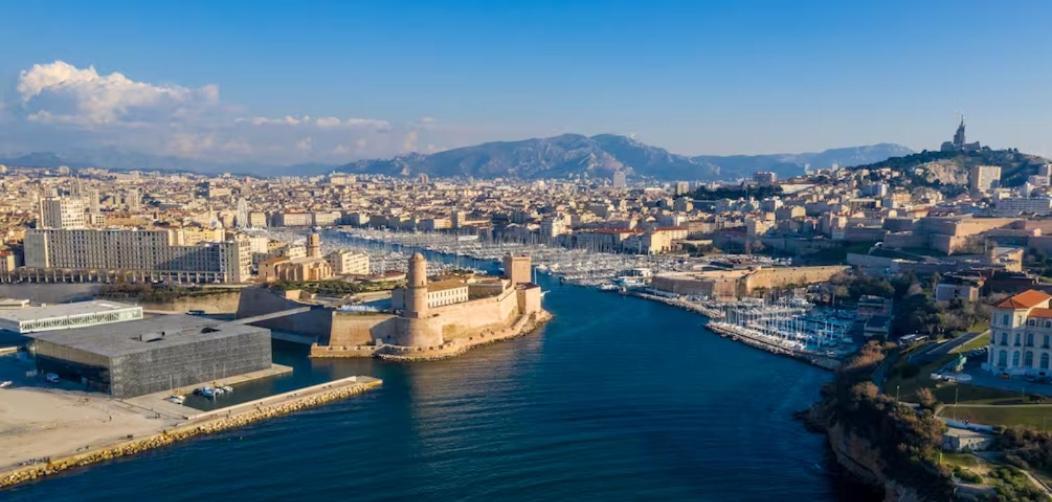 La Belle Aventure Au Soleil Du Vieux-port Marseilles